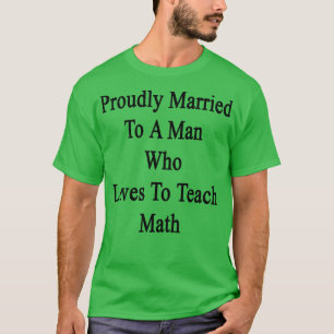 Camiseta Orgulhosamente Casado Com Um Homem Que Ama Ensinar