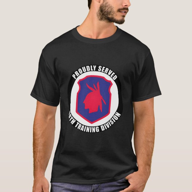 Camiseta Orgulhosamente Servida 98ª Divisão De Treinamento  (Frente)