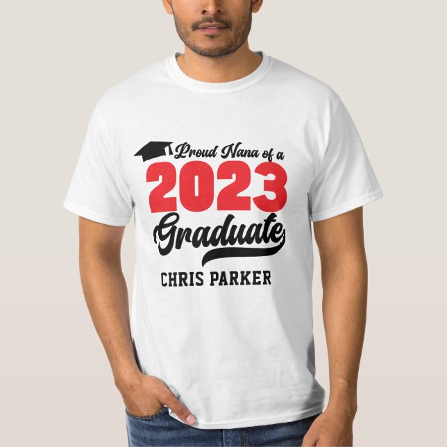Camiseta Orgulhoso NANA de um script vermelho-preto de 2023 (Frente)