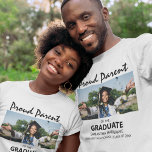 Camiseta Orgulhoso Pai Do Formando | Foto<br><div class="desc">Parente moderno orgulhoso dos camisetas formandos, com uma foto e um texto modelo que diz: "PAIS ORGULHOSOS DO FORMANDO SEU NOME, ESCOLA/COLÉGIA E CLASSE DE". As chaves são facilmente editadas e podem ser personalizadas para dizer que, mãe, pai, tia, tio, avó e mais, todos os estilos de fonte, tamanhos e...</div>