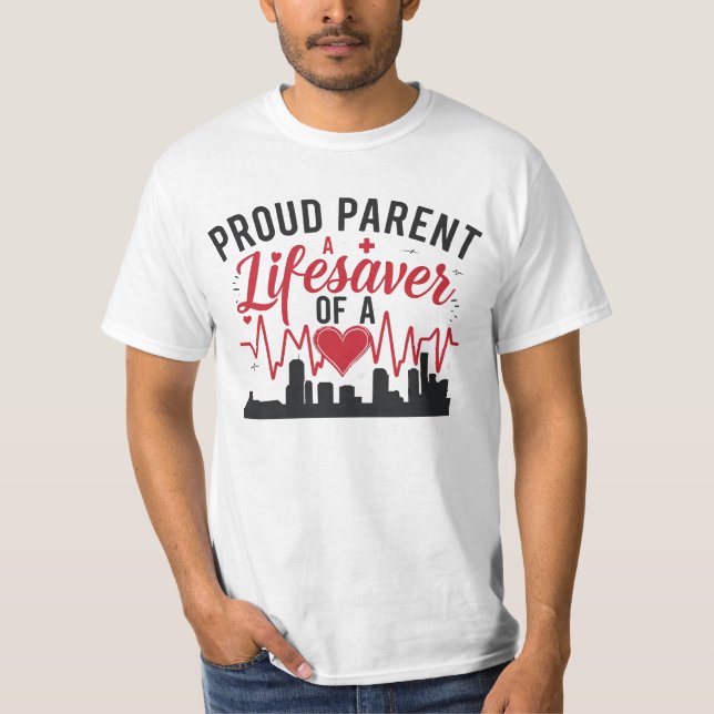 Camiseta Orgulhoso Pai/Mãe de um Salvador da Vida (Frente)