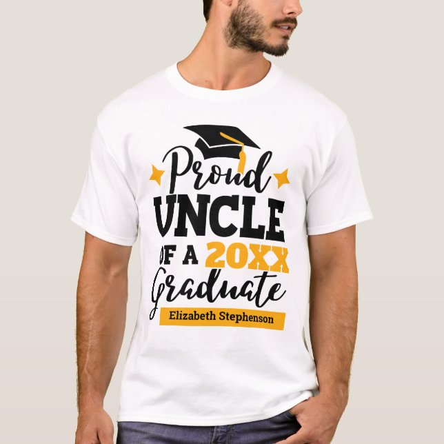 Camiseta Orgulhoso Tio 2022 formando de boné preto de ouro (Frente)
