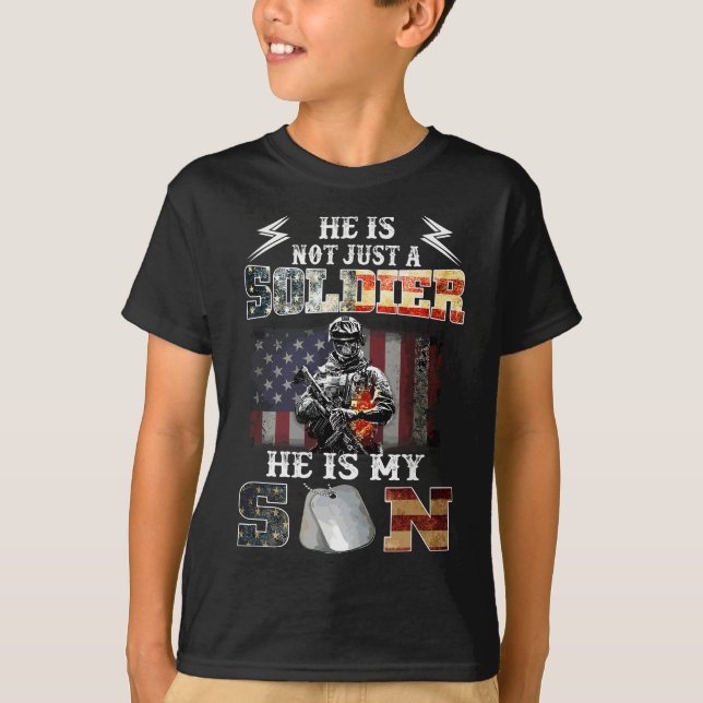 Camiseta Orgulhosos Pais do Exército Soldado Mãe Pai Ele É  (Frente)