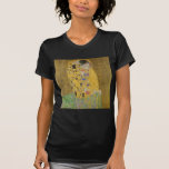 Camiseta Os amantes beijando o abraço de Gustav Klimt<br><div class="desc">A luz do sol brilha do abraço do ouro que rodeia os amantes da obra-prima de Gustav Klimt, The Kiss. A cena é um paradoxo de intimidade e isolamento. O casal está sobre um precipício, um campo de flores coloridas em seus pés, mas elas estão indiferentes ao mundo ao seu...</div>