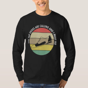 Camiseta Os Calçados Da Torre Estão Ligando E Eu Tenho Que
