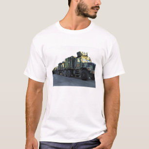 Camiseta Os caminhões blindados sentam-se no cais na cidad