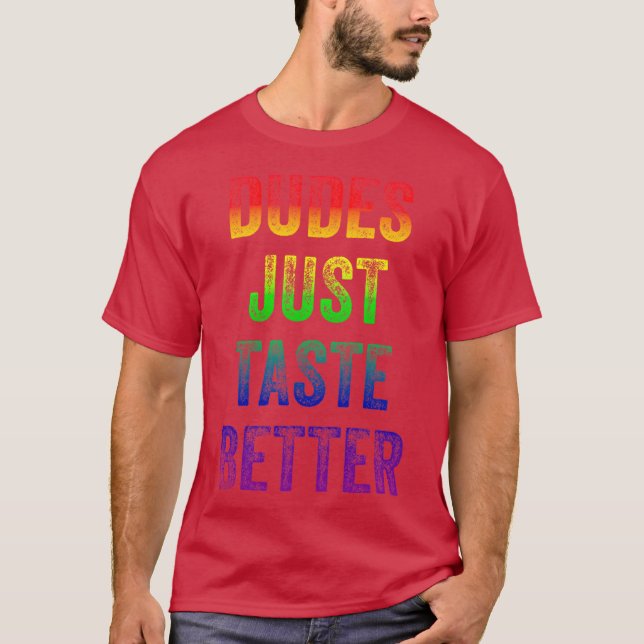 Camiseta Os caras simplesmente ficam melhor gays angustiado (Frente)
