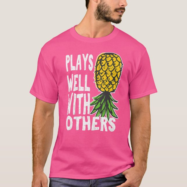 Camiseta Os Casais Swinger Funcionam Bem Com Outros De Volt (Frente)