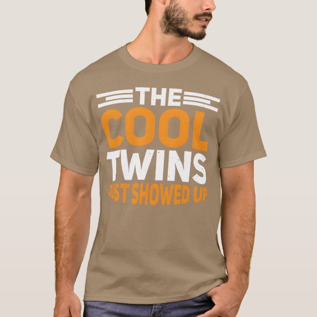 Camiseta Os Coolwins simplesmente apareceram presente para  (Frente)