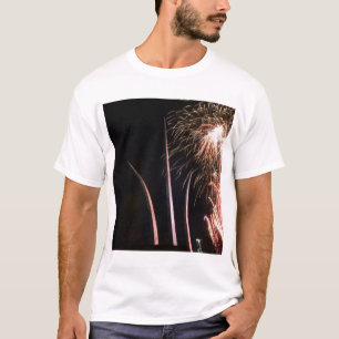 Camiseta Os fogos-de-artifício iluminam acima o memorial d