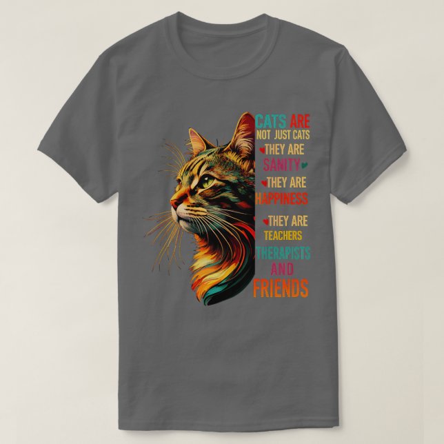 Camiseta Os Gatos Não São Apenas Gatos São Sanitários. (Frente do Design)