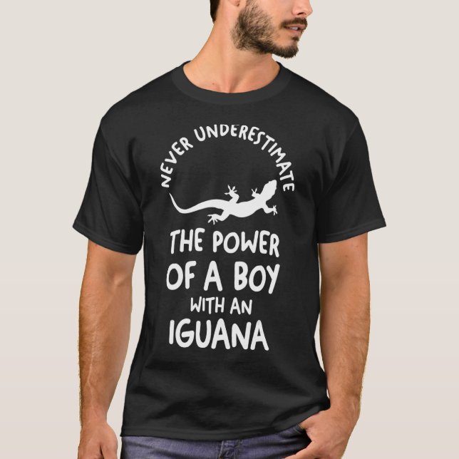 Camiseta Os Homens Nunca Subestimam O Poder De Um Menino Qu (Frente)