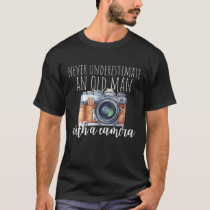 Camiseta Os Homens Nunca Subestimam Um Velho Com Uma Câmer