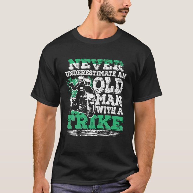 Camiseta Os Homens Nunca Subestimam Um Velho Com Uma Viagem (Frente)