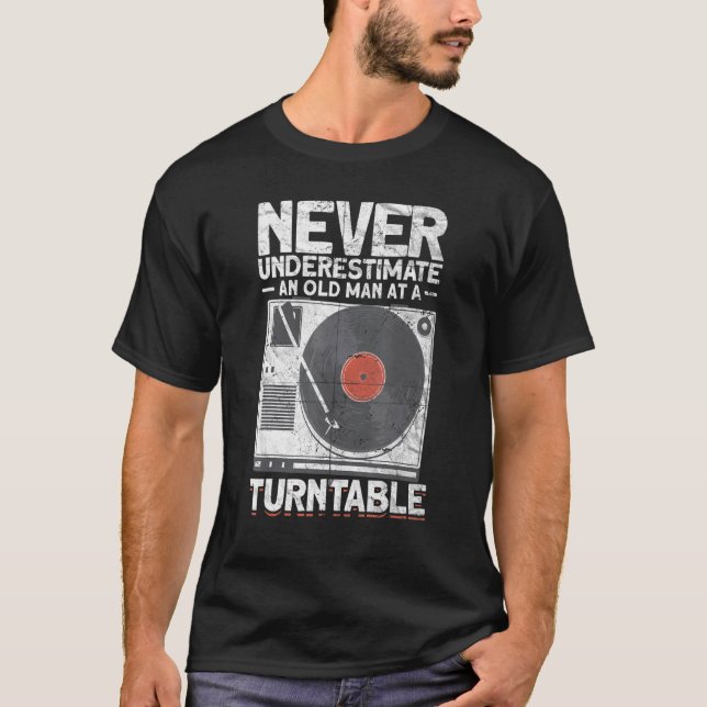 Camiseta Os Homens Nunca Subestimam Um Velho Em Uma Mesa Tu (Frente)