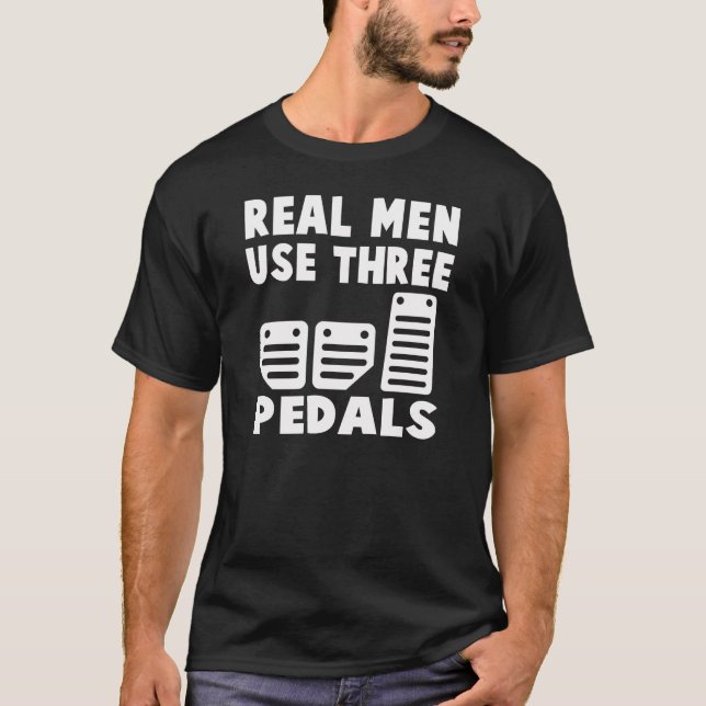 CAMISETA OS HOMENS REAIS UTILIZAM TRÊS PEDAIS (Frente)