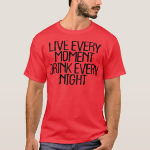 Camiseta Os Homens Vivem Cada Momento Bebendo Todas As Noit