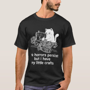 Camiseta Os Horrores Persistem Mas Eu Tenho Meus Pequenos O