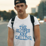 Camiseta Os Lopes Estão Chamando De Novidade De Esqui<br><div class="desc">Acerte as trilhas em estilo com a camiseta "As encostas estão chamando", perfeita para entusiastas da montanha e cães de pólvora. Este design de início de conversa fala sobre o desejo mais profundo de cada esquiador de escapar para as montanhas, apresentando uma tipografia ousada que captura a irresistível atração de...</div>