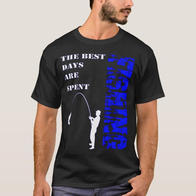 Camiseta Os Melhores Dias São Passados Pescando (Frente)