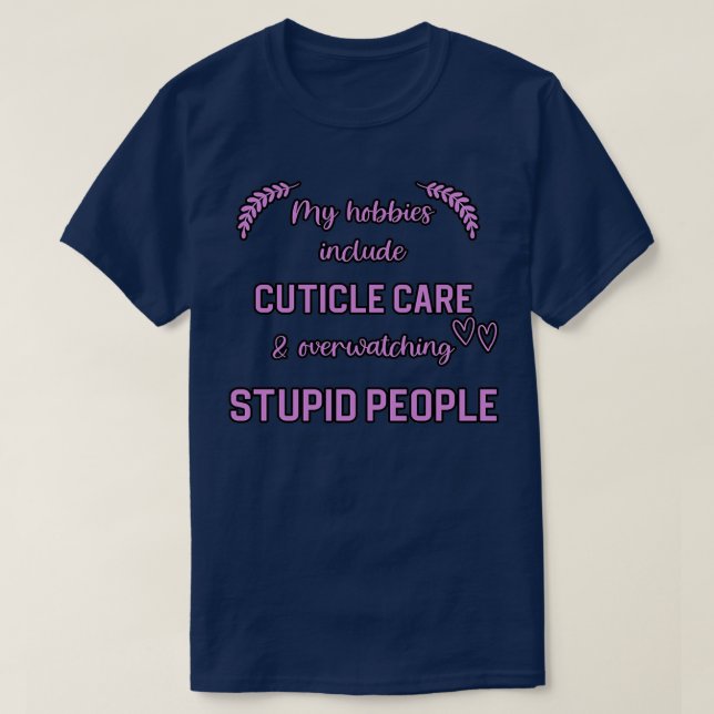 CAMISETA OS MEUS HOBBIAS INCLUEM CUTILOS E SOBREASSISTÊNCIA (Frente do Design)