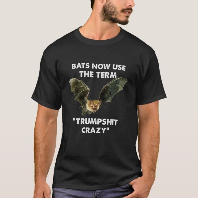 Camiseta Os Morcegos Agora Usam O Termo Roupa Louco (Frente)