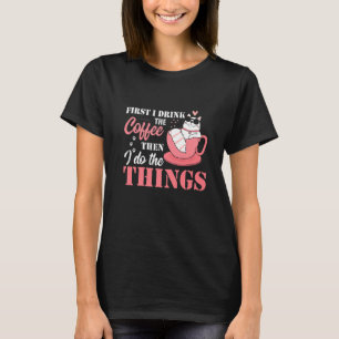 Camiseta Os Óculos De Gato Primeiro Eu Tomo Café E Depois E