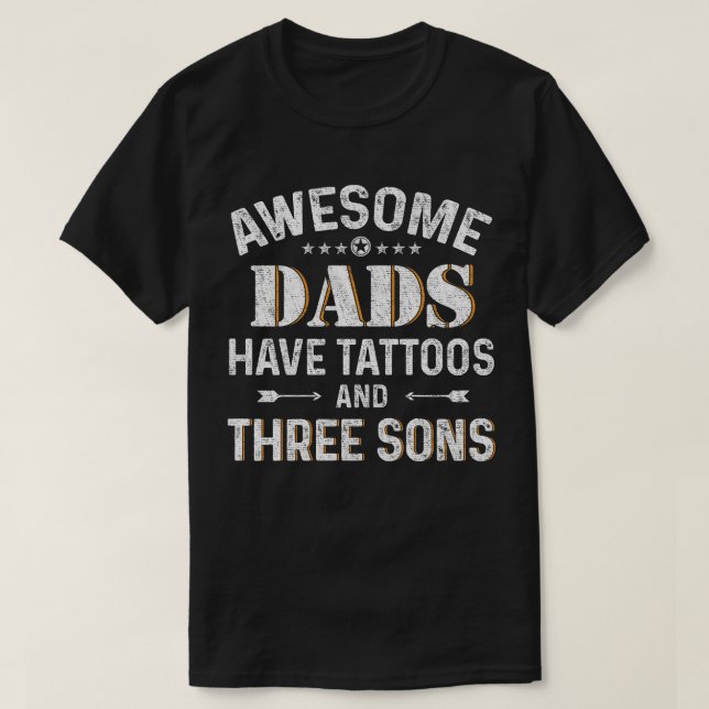 Camiseta Os pais impressionantes têm tatuagens e três (Frente do Design)