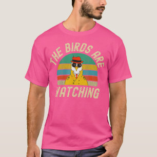 Camiseta Os Pássaros Estão Assistindo O Acordar Dos Pássaro