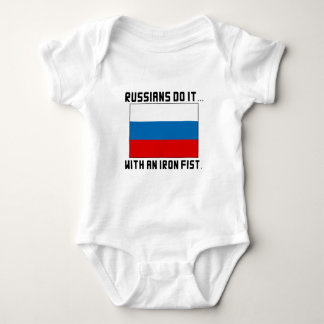 Camiseta Os Russos Fazem... Com Punho De Ferro
