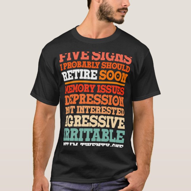Camiseta Os Sinais Retiree, Eu Devo Aposentar Em Breve, Mas (Frente)