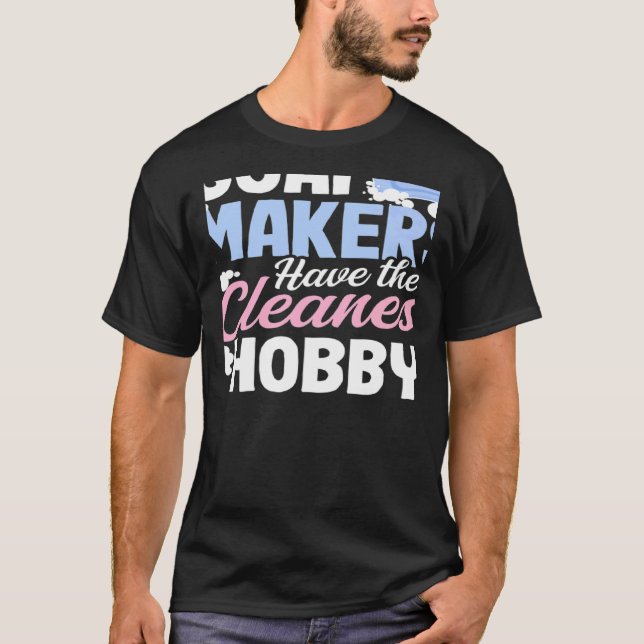 Camiseta Os Soap-akers Têm Um Fazer De Sabão De Hobby Mais  (Frente)