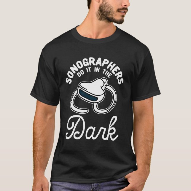 Camiseta Os Sonógrafos Fazem Isso No Escuro (Frente)
