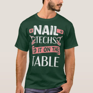 Camiseta Os Técnicos De Unhas Fazem-No Na Mesa Do Nulo Té