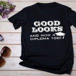 Camiseta Ótimas aparências e diploma muito engraçado<br><div class="desc">Boa aparência e,  agora,  Diploma Muito Engraçada,  T-Shirt. Uma citação engraçada para um formando - Boa aparência e agora um diploma também. Boné de formatura branco e tipografia. presente de excelente para um formando que se formou.</div>