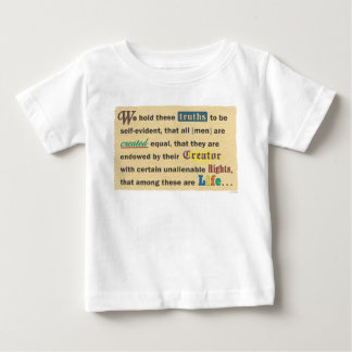 Camiseta ou macacão de bebé.