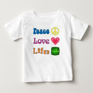 Camiseta ou macacão de bebé.