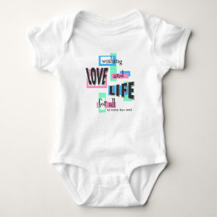 Camiseta ou macacão de bebê.