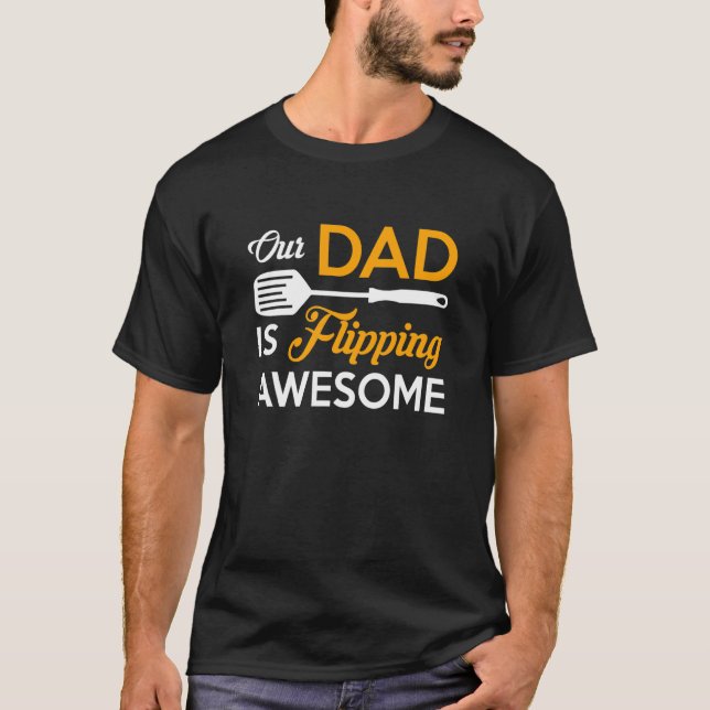 Camiseta Our Dad is Flipping Awesome Grill Daddy Fathers Da (Frente)
