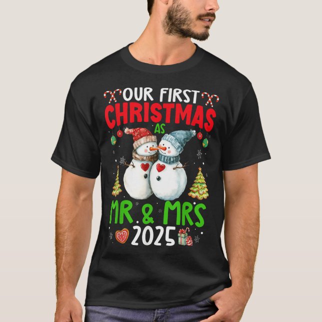 Camiseta Our First Christmas As Mr  Mrs 2025 Couple  (Frente)