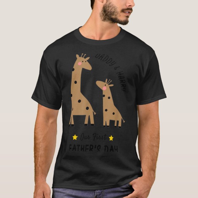 Camiseta Our First Father's Day 2026, Funny Giraffe Gift Da (Frente)