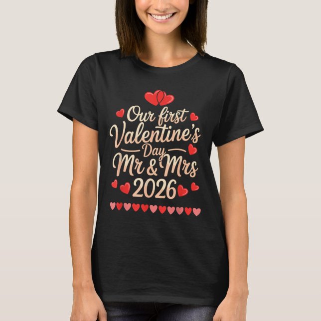 Camiseta Our First Valentines As Mr And Mrs 2026  (Frente)