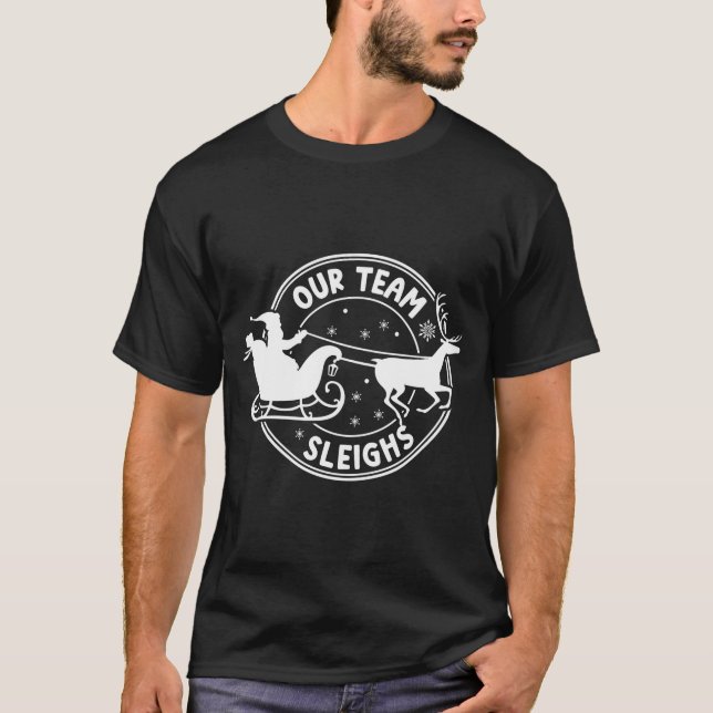 Camiseta Our Team Sleighs Christmas Reindeers Santa's Long  (Frente)
