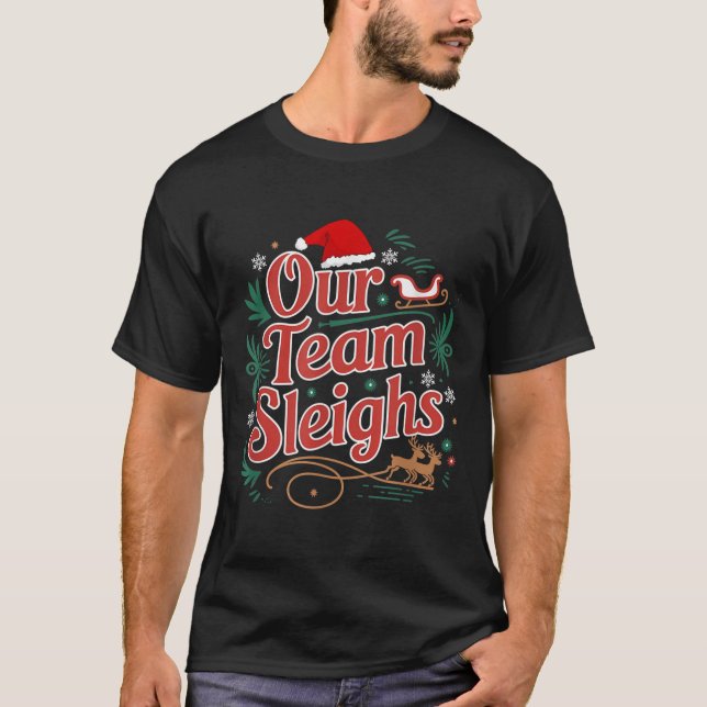 Camiseta Our Team Sleighs Christmas Reindeers Santa's Worke (Frente)