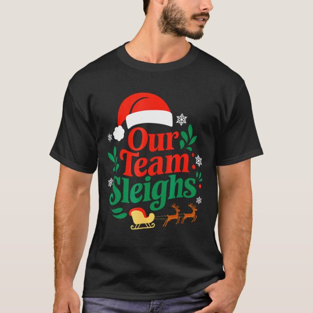 Camiseta Our Team Sleighs Christmas Reindeers Santa's Worke (Frente)