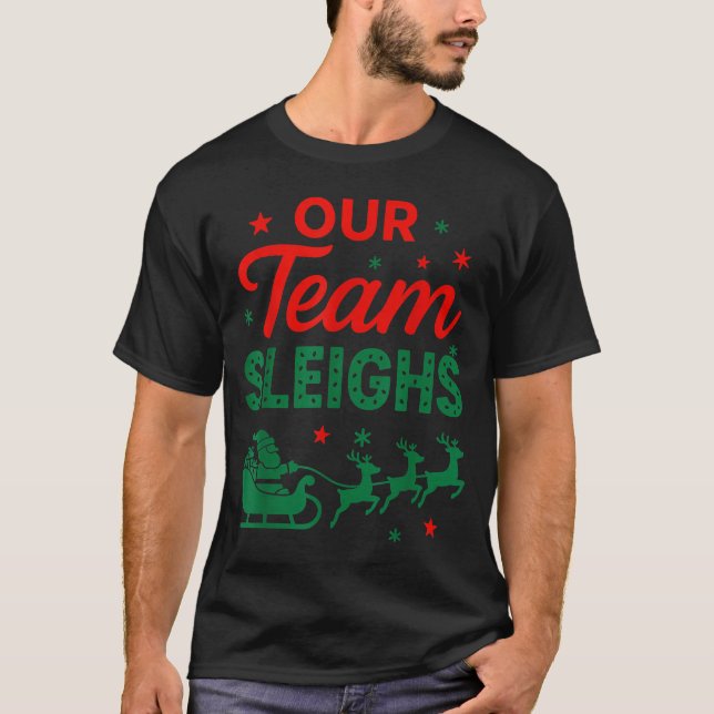 Camiseta Our Team Sleighs Christmas Work Team Matching  (Frente)