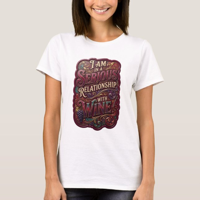 Camiseta Ouro EU ESTOU NUM RELACIONAMENTO SÉRIO COM VINHO v (Frente)