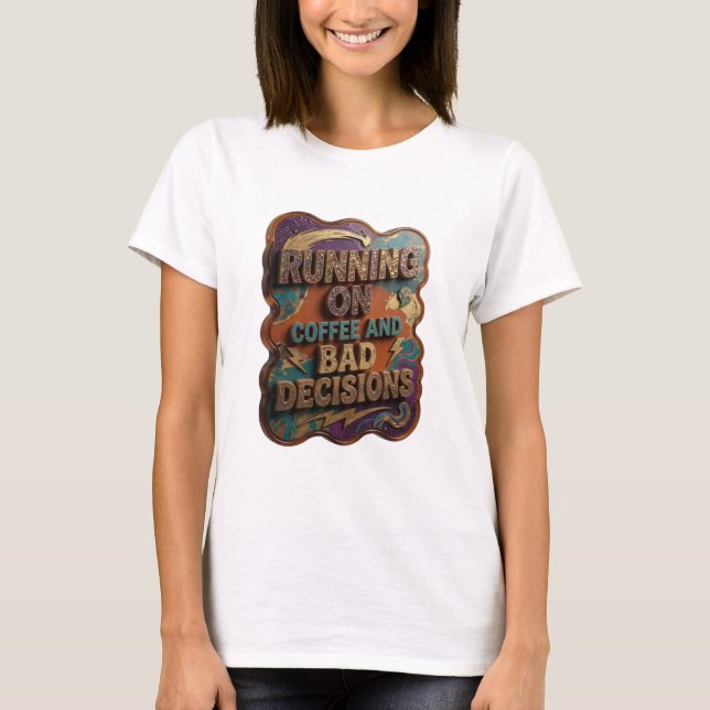 Camiseta Ouro Icônico CORRENDO COM CAFÉ E DECISÕES RUINS v2 (Frente)