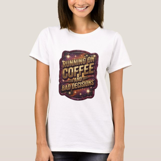 Camiseta Ouro Ousado CORRENDO COM CAFÉ E DECISÕES RUINS v2 (Frente)