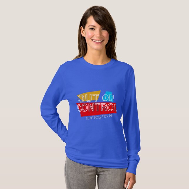 Camiseta Out of Control – Bold Typography Statement Design (Frente Completa)